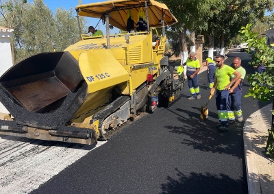 El Ayuntamiento de Antequera acomete el asfaltado de la calle principal del anejo de Cañadas de Pareja invirtiendo para ello 37.000 euros