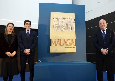 El alcalde Manolo Barón asiste a la presentación del cartel anunciador de la Semana Santa de Málaga del año 2024, obra del antequerano Ángel Sarmiento